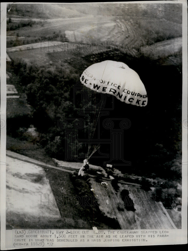 1937 Press Photo Cameraman Snaps Leonard Moore Parachutes Mass Jump Exhibition - Historic Images