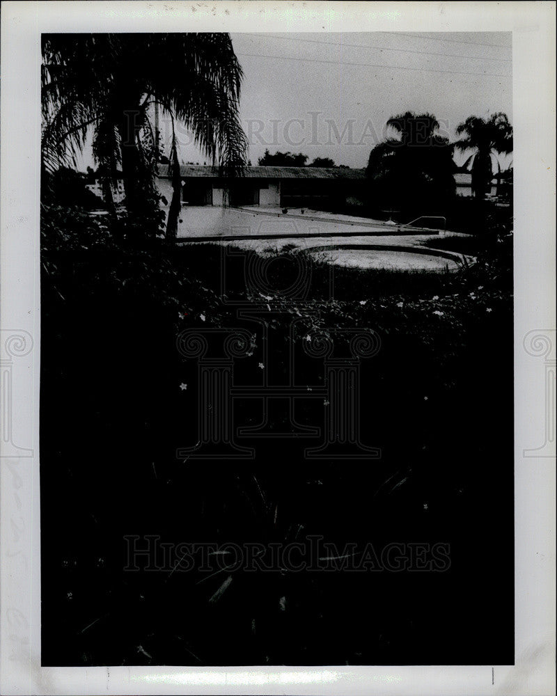 1981 Press Photo Neglected Clubhouse Swimming Pool Montclair Lake Estates - Historic Images