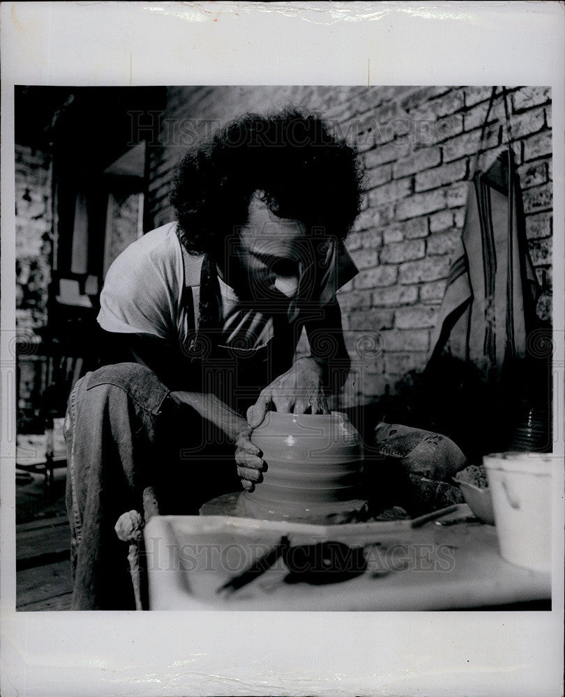 1974 Press Photo A Potter Works in One of the Shops in Savannah Waterfront - Historic Images