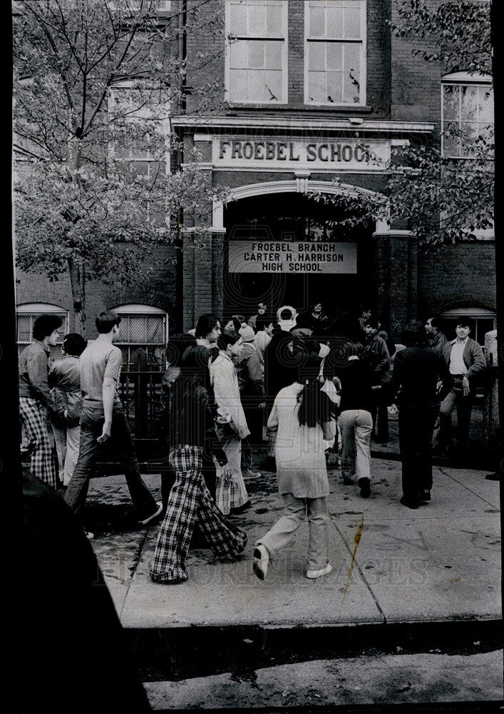 1973 Press Photo Froeber High School Scene in Gym Are as Fireman Battles Blazw - Historic Images