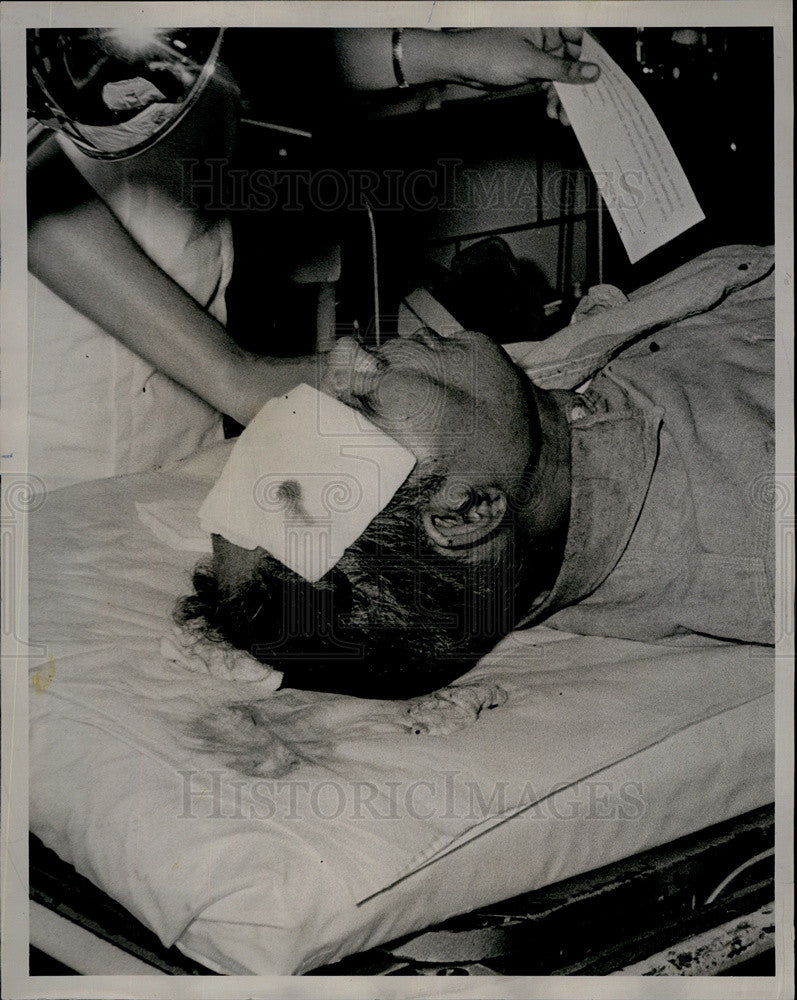 1966 Press Photo John Iuyes Chicago &quot;L&quot; Train Wreck Victim Provident Hospital - Historic Images