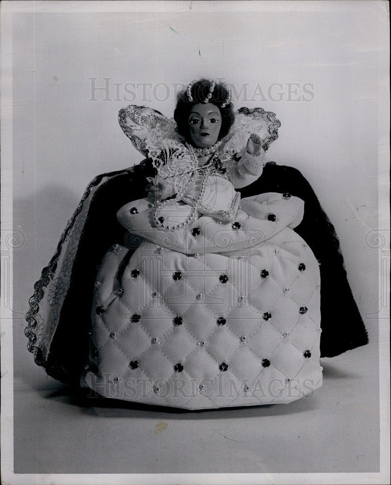 1966 Press Photo White Velvet Dress Emerald Pearl Beads Queen Elizabeth I Doll - Historic Images