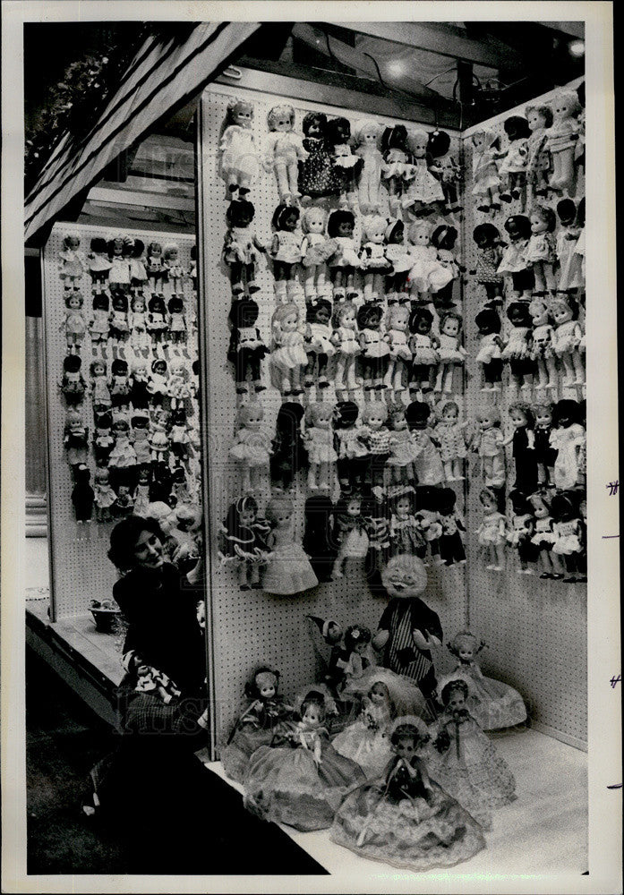 1978 Press Photo Continental Bank employees dress 1800 dolls on display in lobby - Historic Images