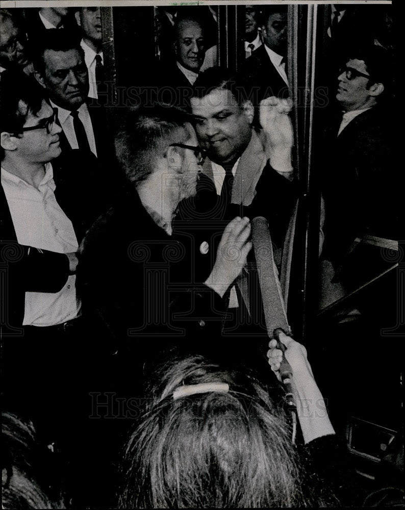 1967 Press Photo US Marshalls, Draft Protestors, Federal Building, Chicago - Historic Images