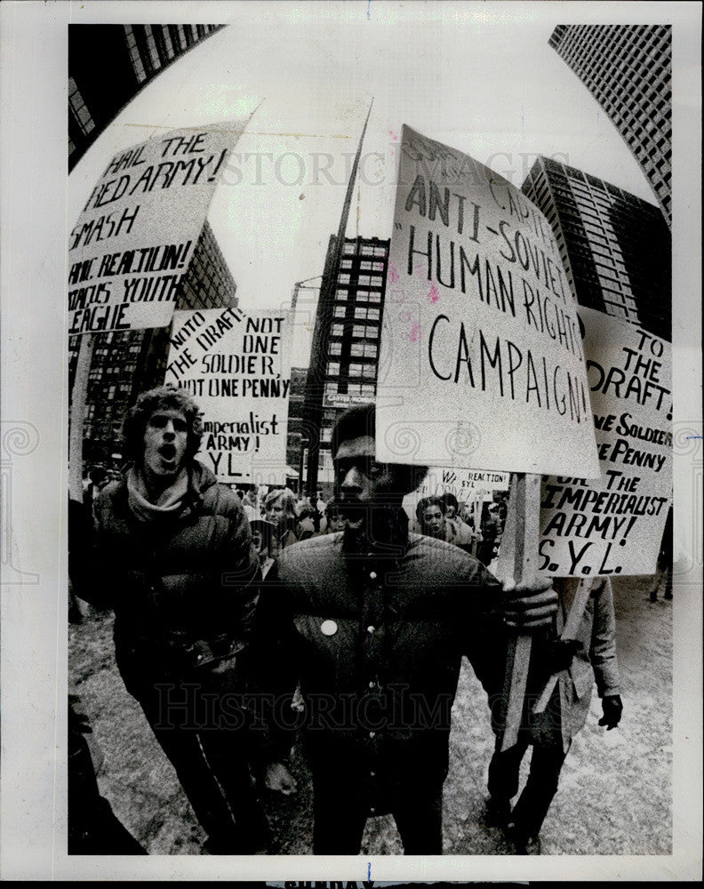 1980 Press Photo Daley Plaza, Anti-Draft Protestors - Historic Images