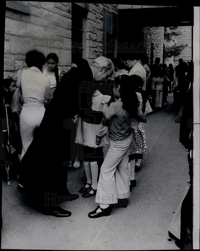 1975 Press Photo Father Timothy Lyne/Holy Name Cathedral School/Catholic - Historic Images