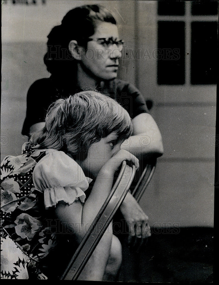 1973 Press Photo Robin Ridgeway Mother Rose First Day William Byford School - Historic Images