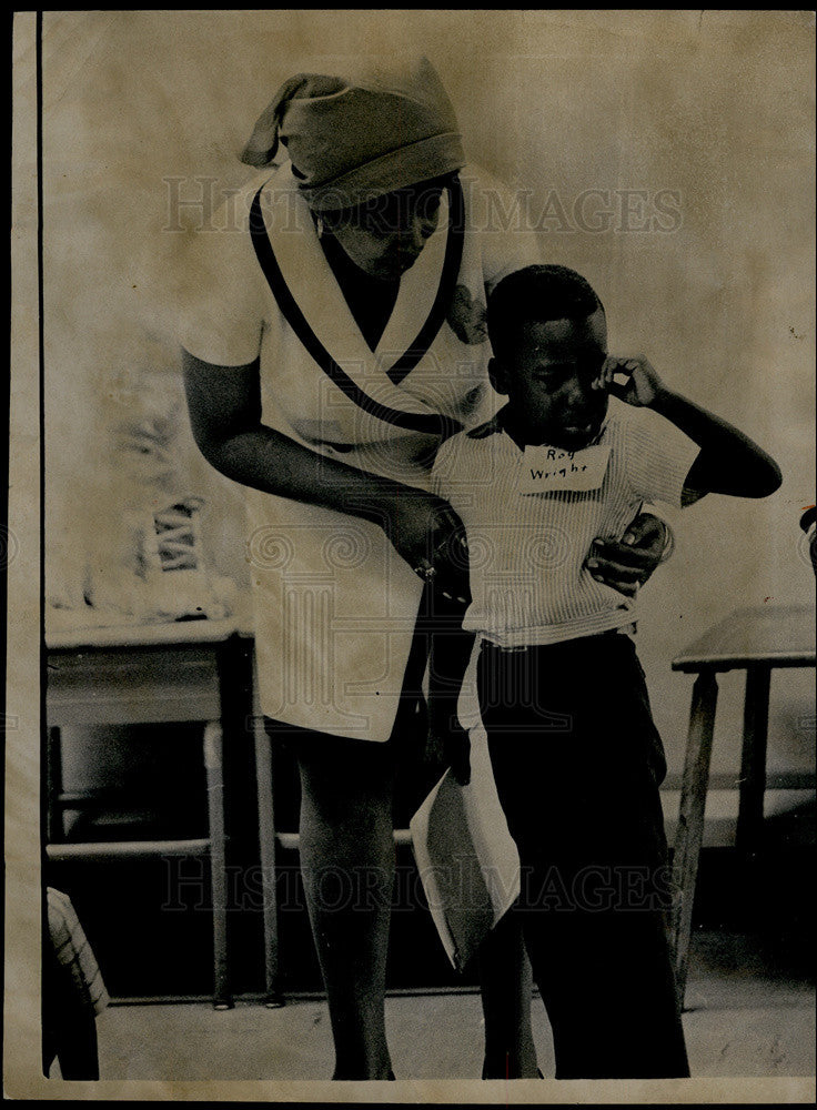 1969 Press Photo Roy Wright Student Sylvia Peters Teacher First Day Byrd Elem. - Historic Images