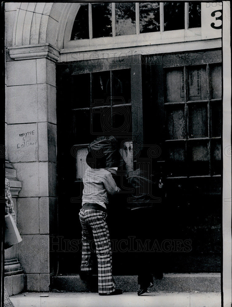 1974 Press Photo Bradwell School Students Broken Window Open Door Latch - Historic Images