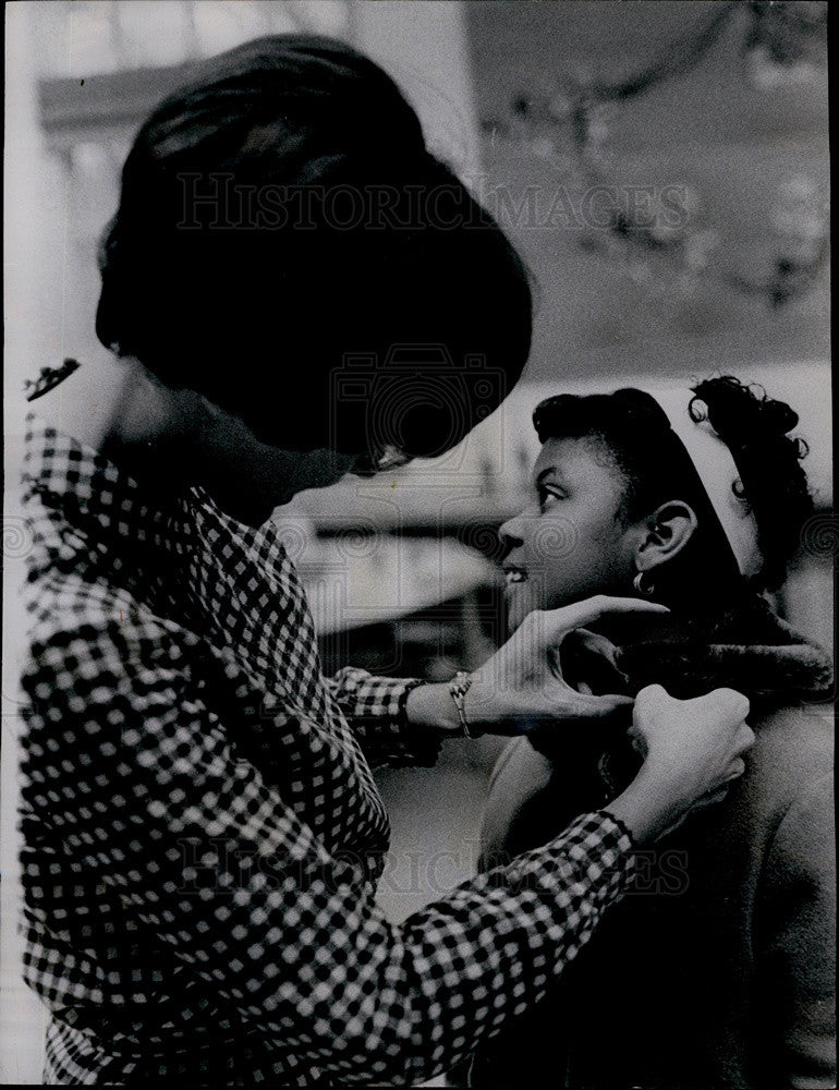 1966 Press Photo Pamela Buffet Teacher Glencoe South School Student Chicago - Historic Images