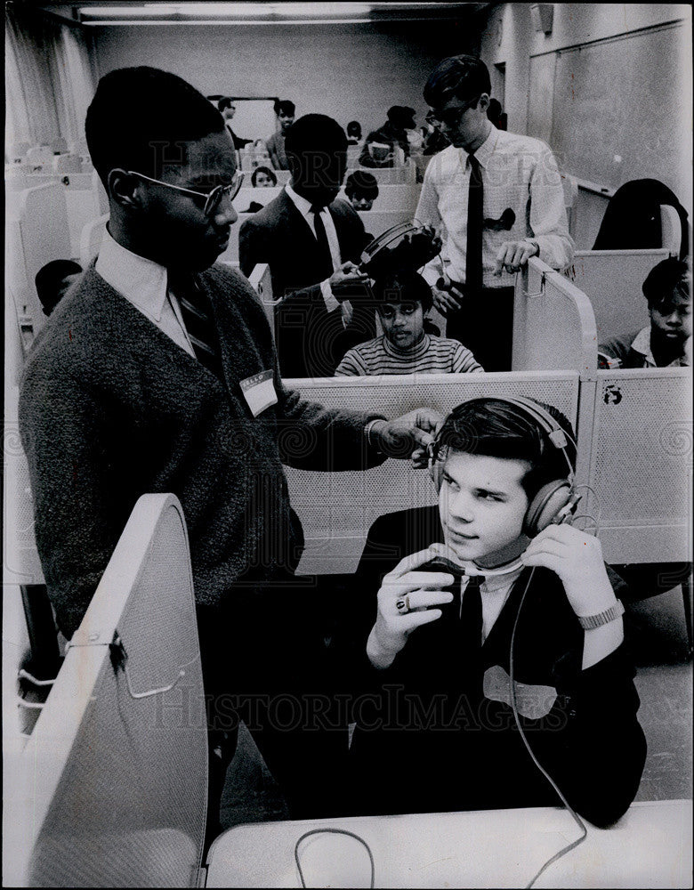 1968 Press Photo Dexter North Student Michael Sanecki Chicago School Language - Historic Images