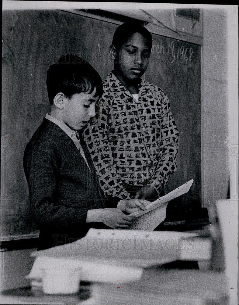 1968 Press Photo Two Students Read Their Report To Class In Chicago School - Historic Images