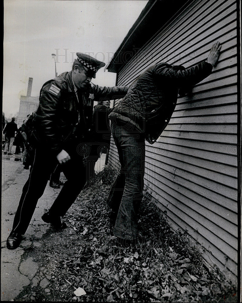 1972 Press Photo Officer Detains Students After Fights At Gage High School - Historic Images