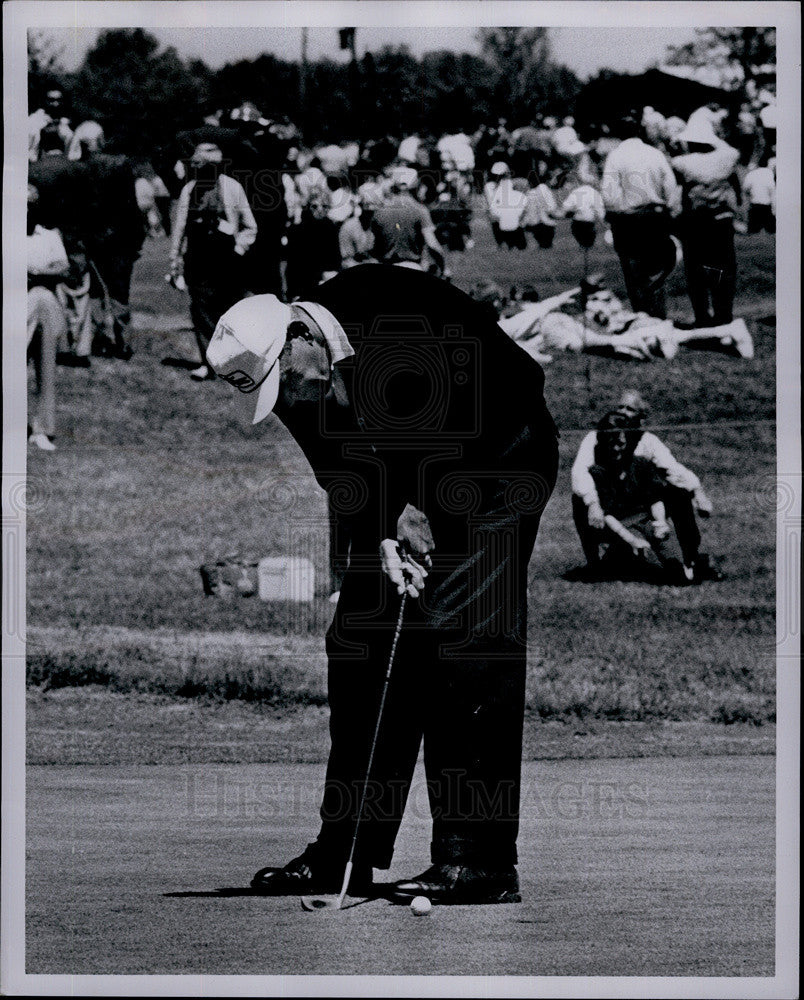 1966 Press Photo Jim Ferrier Putting on 18th Green - Historic Images