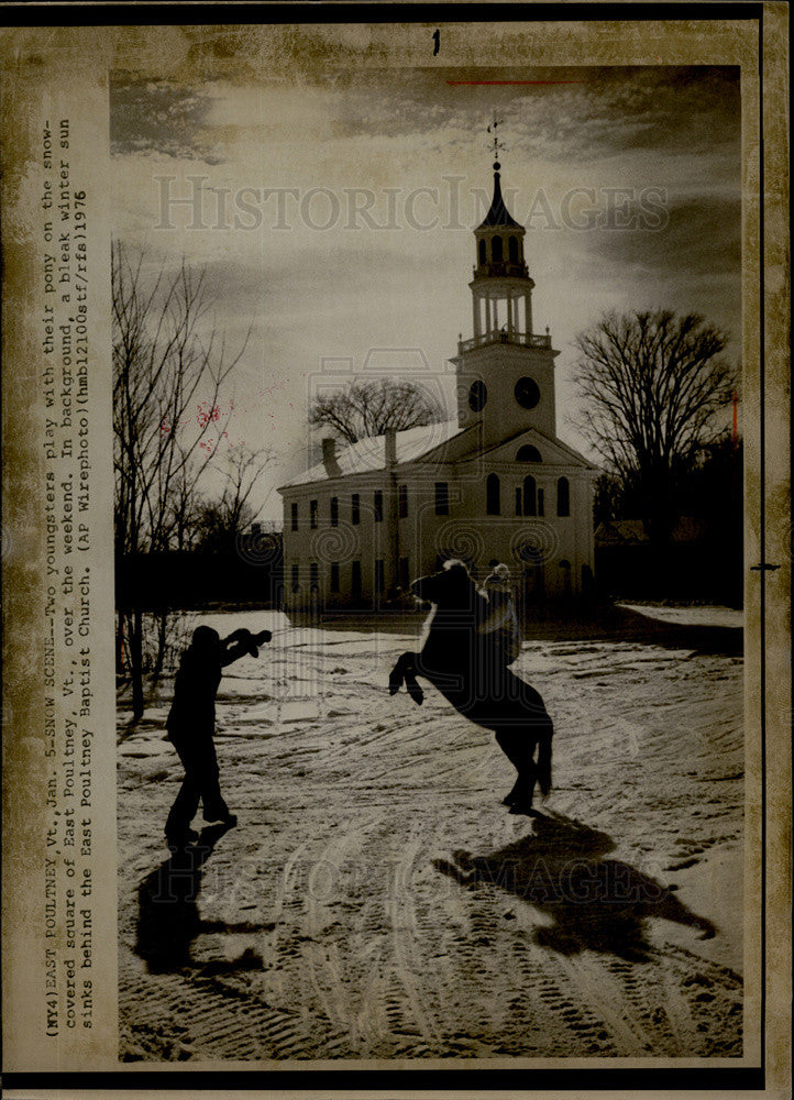 1976 Press Photo Kids Playing w/ Pony East Poultney Church Vermont Town Square - Historic Images