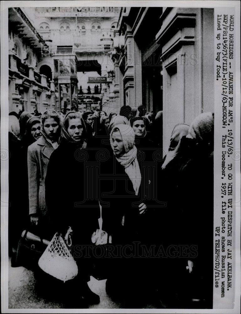 1963 Press Photo A 1957 photo of Moscow women lined up to buy food. - Historic Images