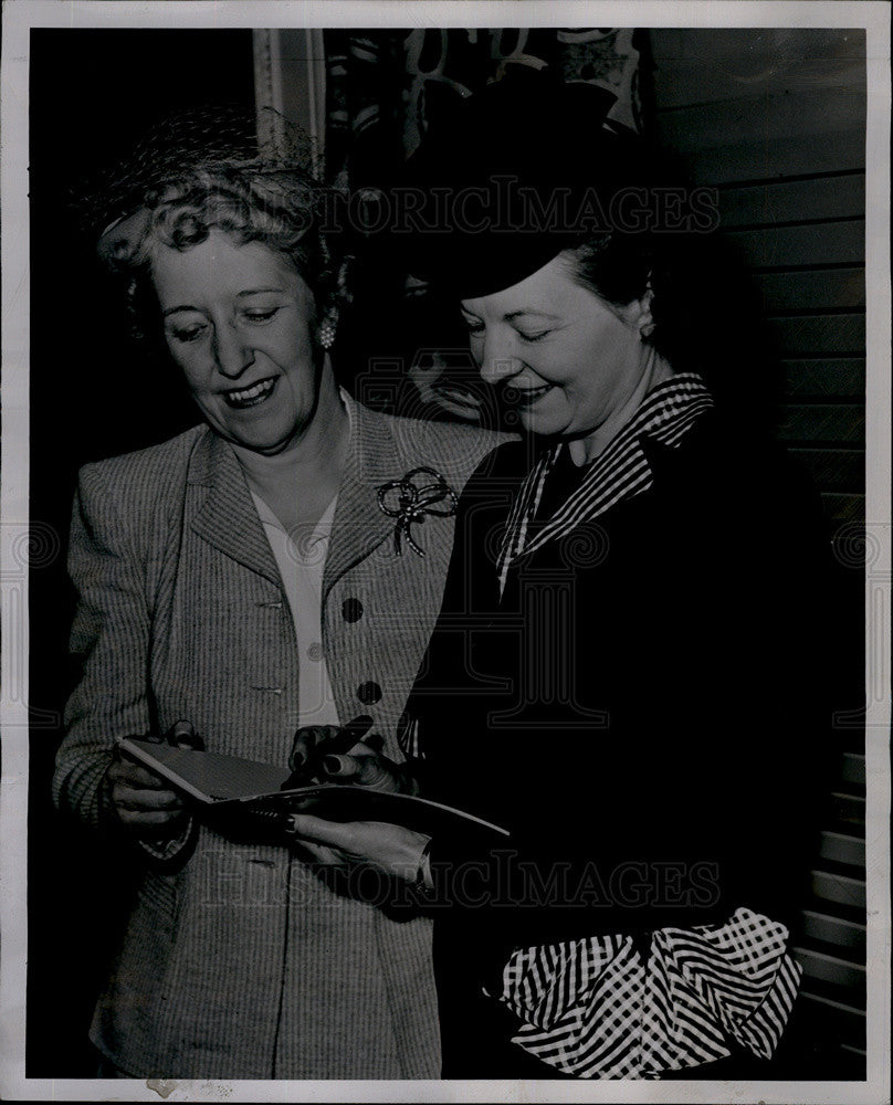 1945 Press Photo Detroit Socialites Mrs. Frank Coolidge And Mrs. Donald Melville - Historic Images