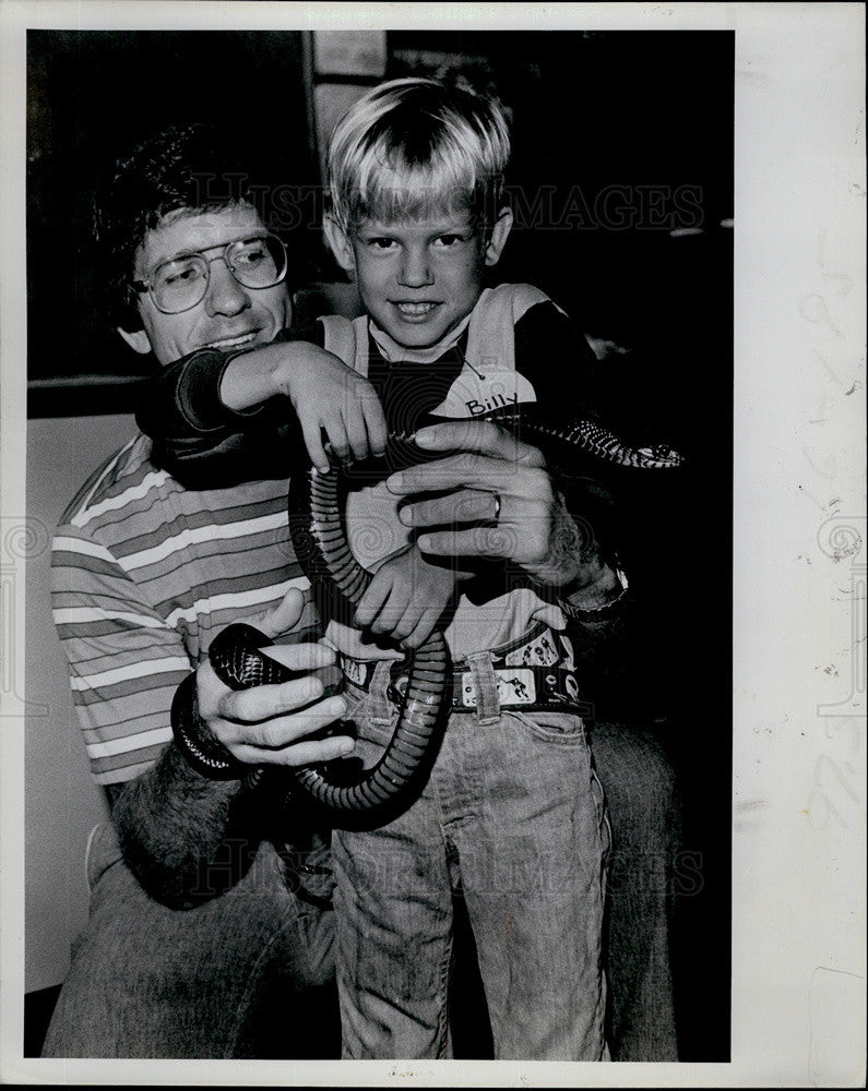 1979 Press Photo Guy Warner, Environmental Educator Helps Billy Gore And Snake - Historic Images