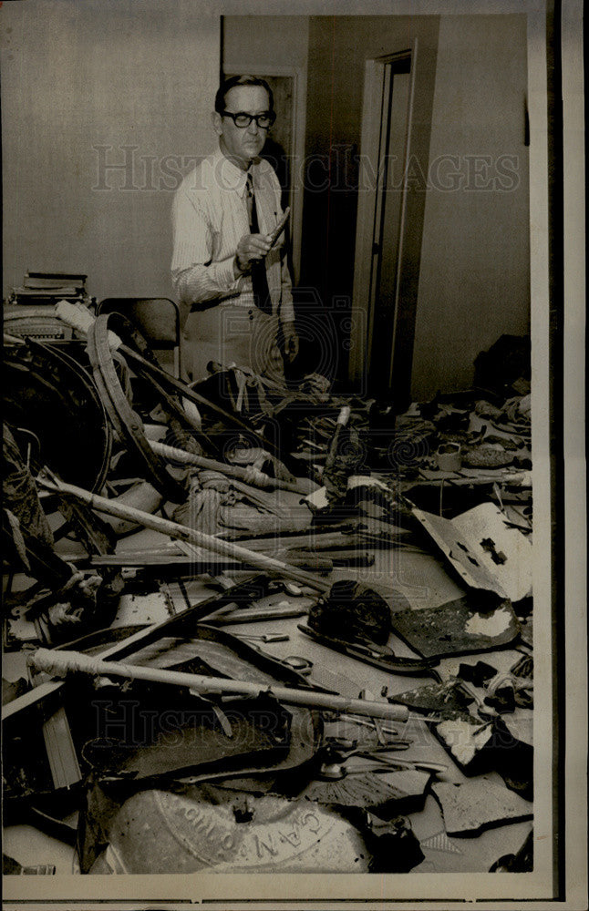 1971 Press Photo Dallas County Sheriff Clarence Jones looks at guns from rioting - Historic Images