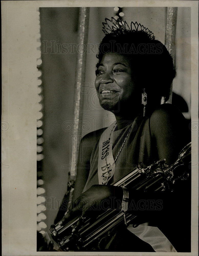 1976 Press Photo of Aletha Tucker crowned Miss Black Florida - Historic Images