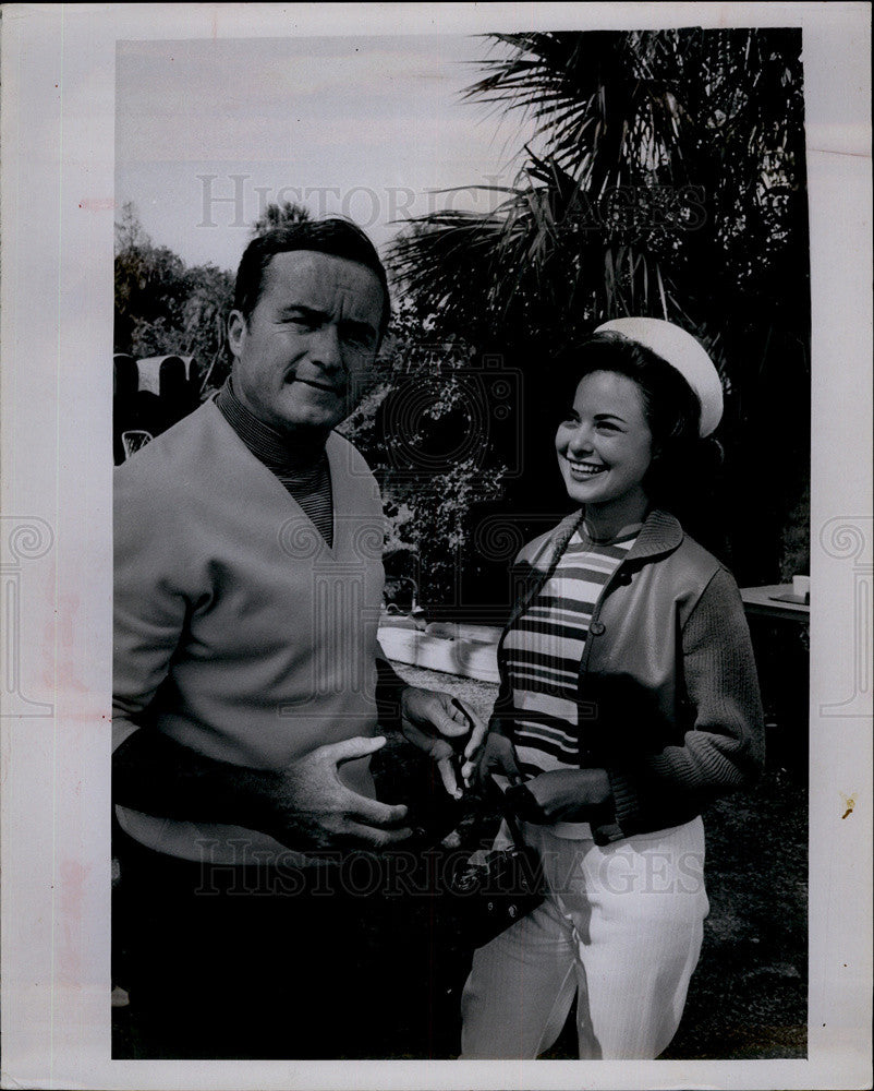 1967 Press Photo of beauty queen Suzanne Warner chatting with Douglas - Historic Images