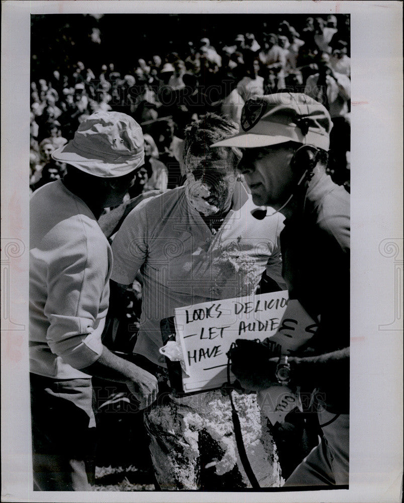 1967 Press Photo Van Johnson Receives Assistance From Douglas &amp; Bill Freeman - Historic Images