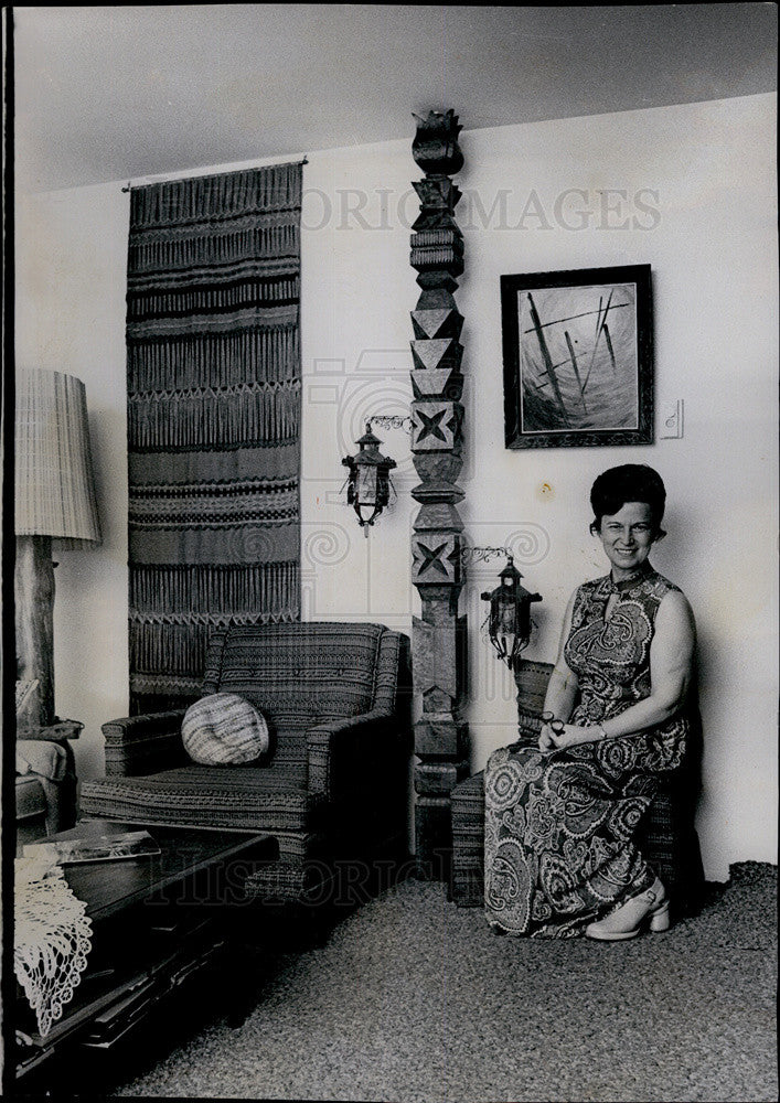 1973 Press Photo Charlotte Lestyan Poses With Hungarian-style Lamp Post - Historic Images