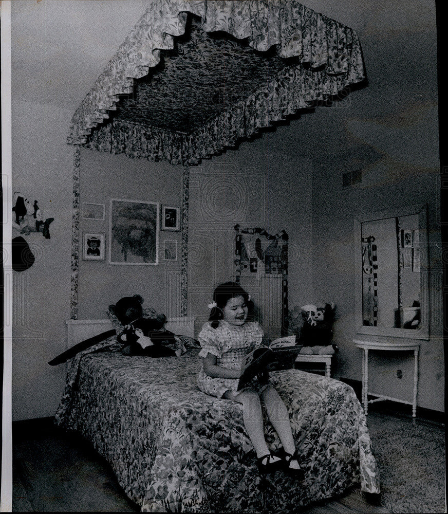 1974 Press Photo 4 year old Alison Reads Book On Her Bed - Historic Images
