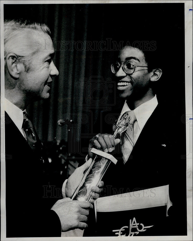 1977 Press Photo Peter Barber Receives Scholarship - Historic Images