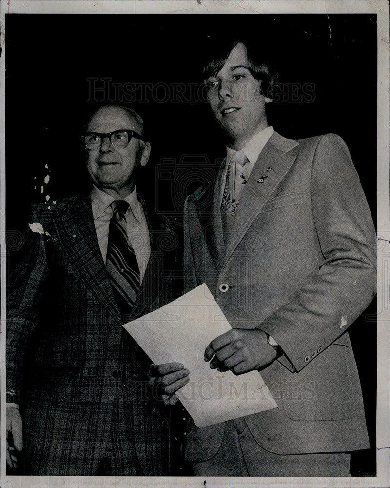 1976 Press Photo Alan Hendrickson Receives $500 Scholarship From Daily News - Historic Images