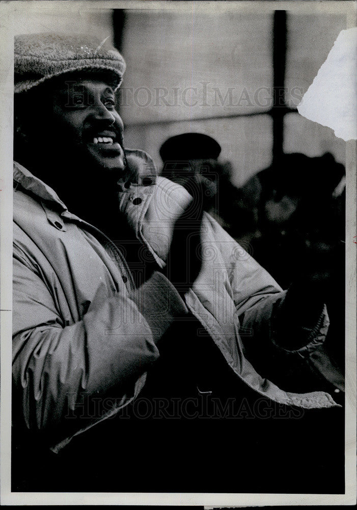 1982 Press Photo Spectator Watches Jump Jackson Sextet Perform At Daley Center - Historic Images