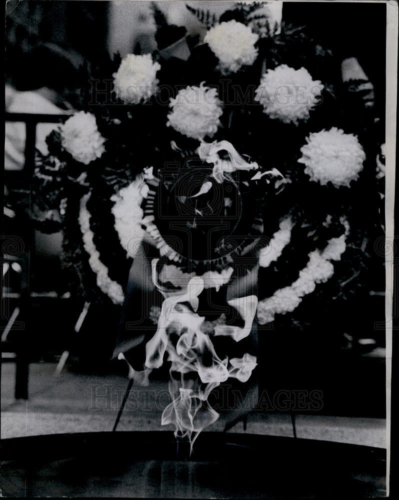 1972 Press Photo A memorial flicker at Civic Center Plaza as an eternal flame in - Historic Images