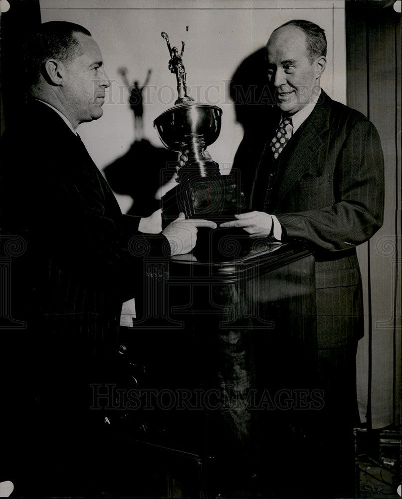 1946 Press Photo New Relays Trophy Presenting Award is Ernie Lovejoy - Historic Images