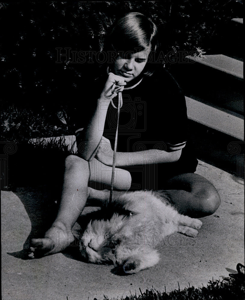 1970 Press Photo Sarah McCollum&#39;s Cat Not Happy with Leash. - Historic Images