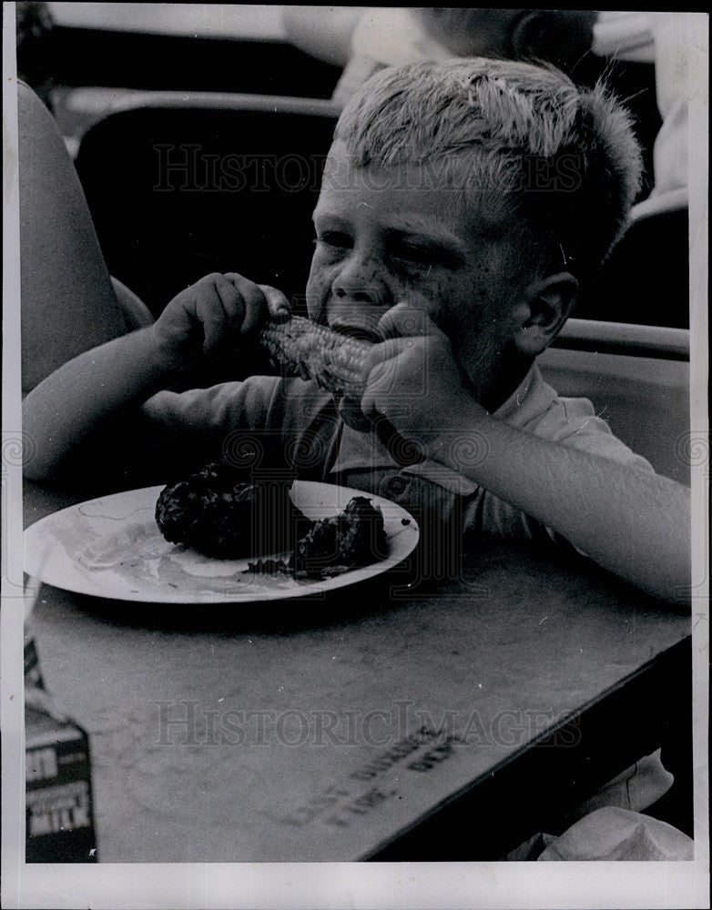 1970 Press Photo James Carlson enjoys corn, at Dundee Lions Club Corn Roast. - Historic Images