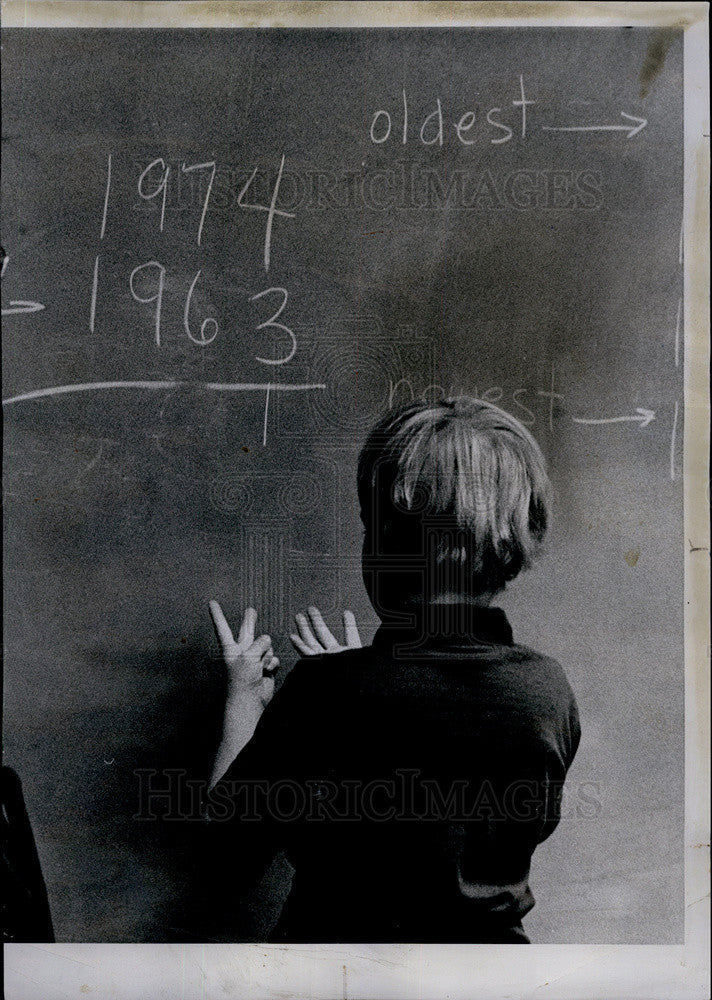 1974 Press Photo Lee Klekamp works math problems at Summit School in Dundee. - Historic Images