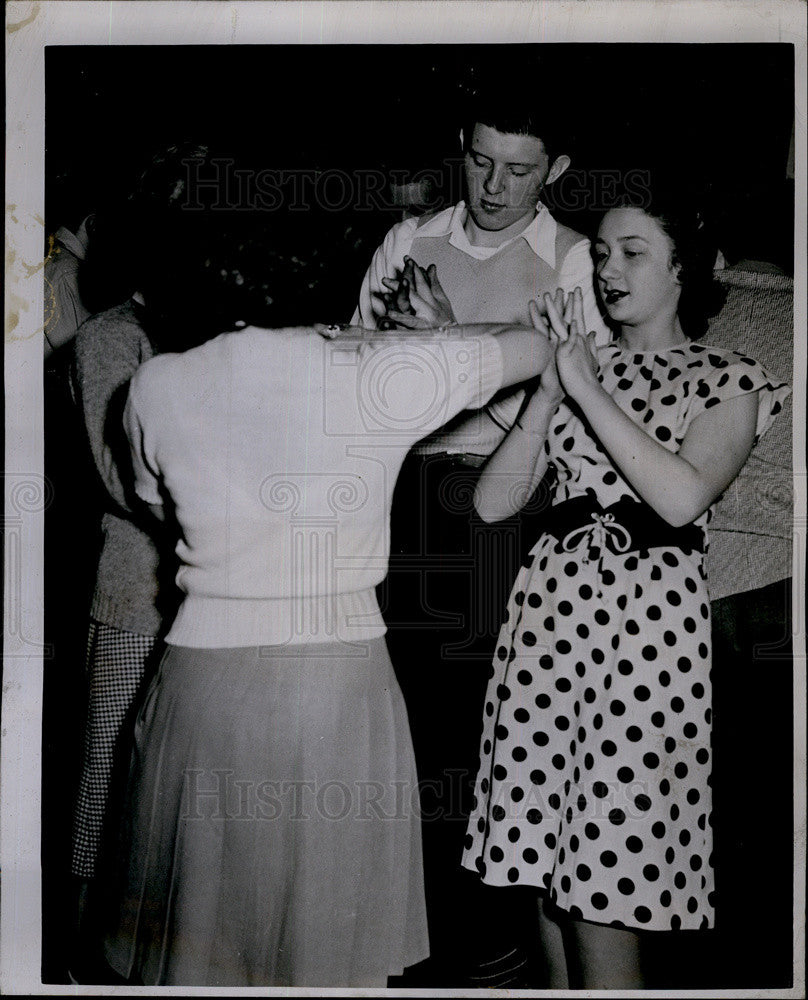 1947 Press Photo Bill Jones, Virginia Sullivan & Sally Sullivan at The Inn. - Historic Images