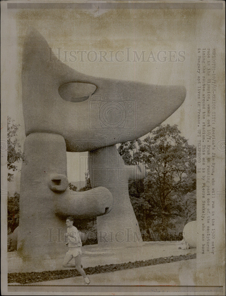 1968 Press Photo America&#39;s Jim Ryan Runs Past the Line of Sculptures At Olympics - Historic Images