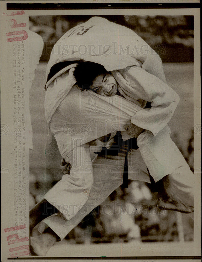 1976 Press Photo Carlos Pacheco Picks Up Jose Ibanez In Olympic Heavy Judo - Historic Images