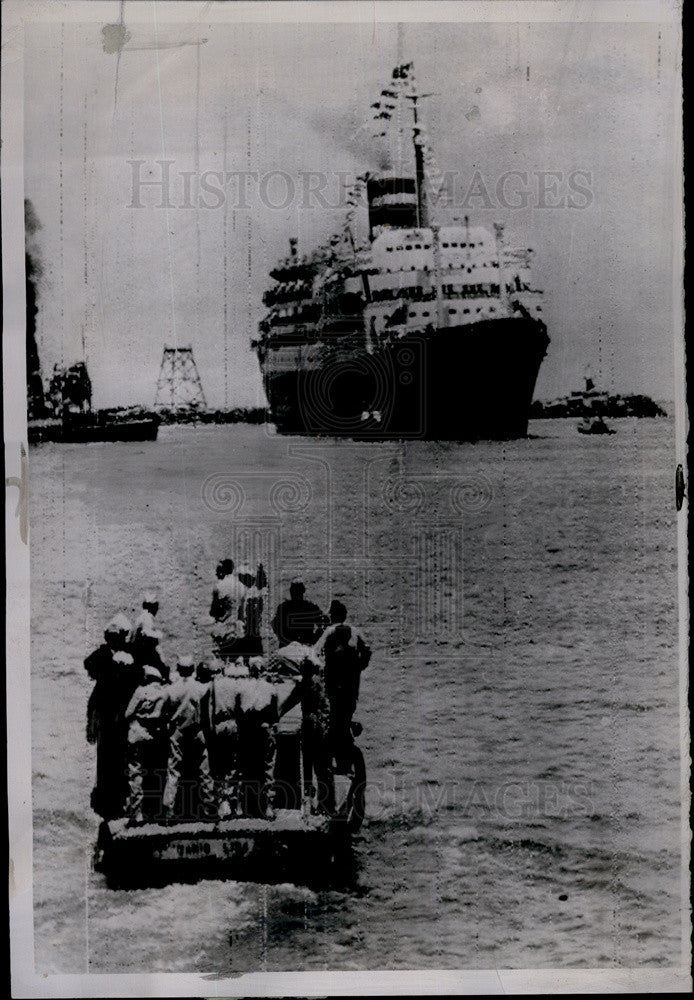 1961 Press Photo Santa Maria Ocean Liner Portuguese Ship &amp; Soldiers Small Boat - Historic Images