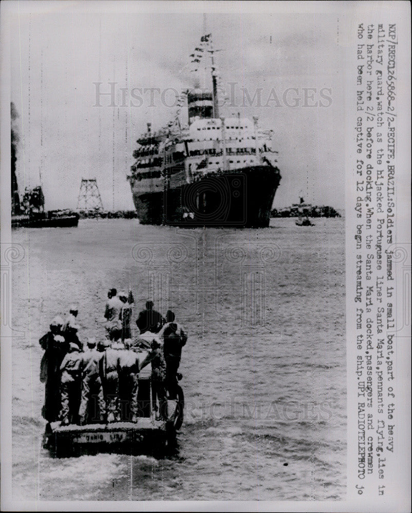 1961 Press Photo Hijacked Ocean Liner Santa Maria Portuguese Ship Soldiers Boat - Historic Images