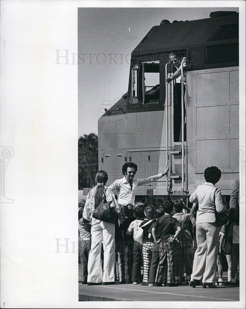 1975 Press Photo Seaboard Coastline engineer Gene Brown w/kids in Florida - Historic Images