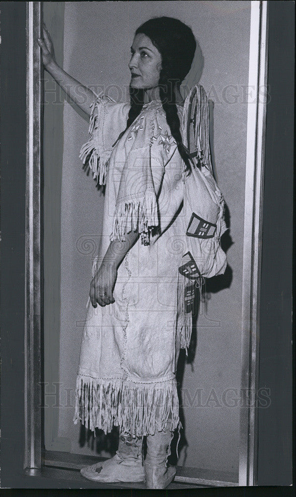 1959 Press Photo Mrs. Carl Whistler Poses in Fringed Buckskin Squaw Dress - Historic Images