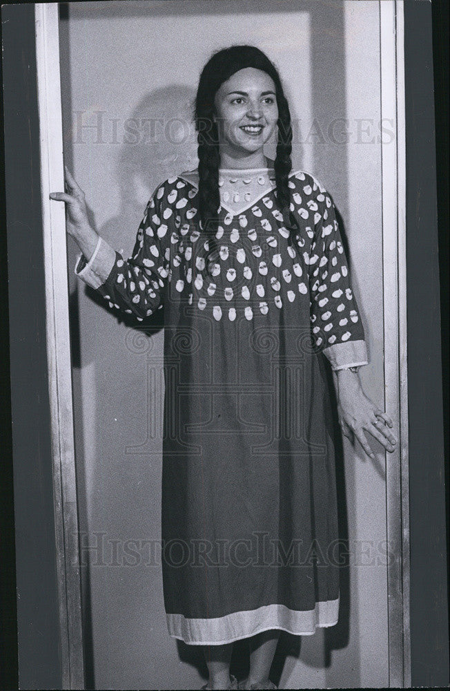 1959 Press Photo Hand Carved elk Teeth - Historic Images