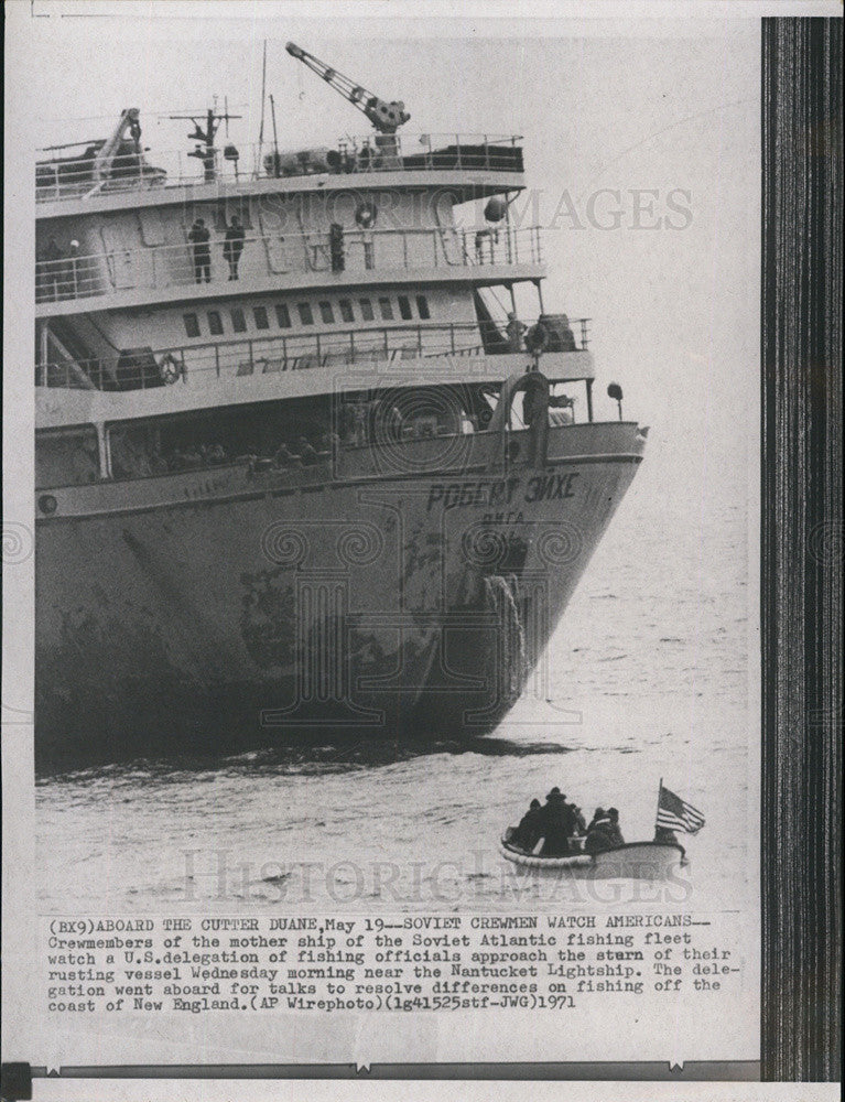 1971 Press Photo Crewmembers Soviet Atlantic Fishing Fleet Nantucket Lightship - Historic Images