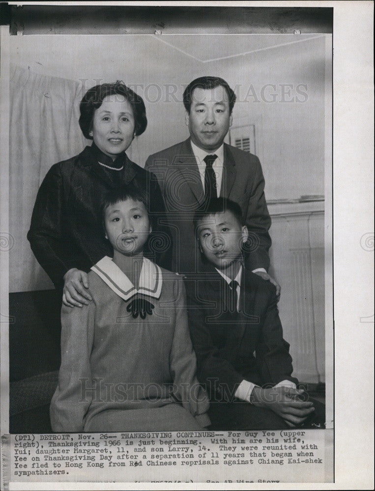 1966 Press Photo of Guy Yee and his family after 11 years apart in Red China - Historic Images