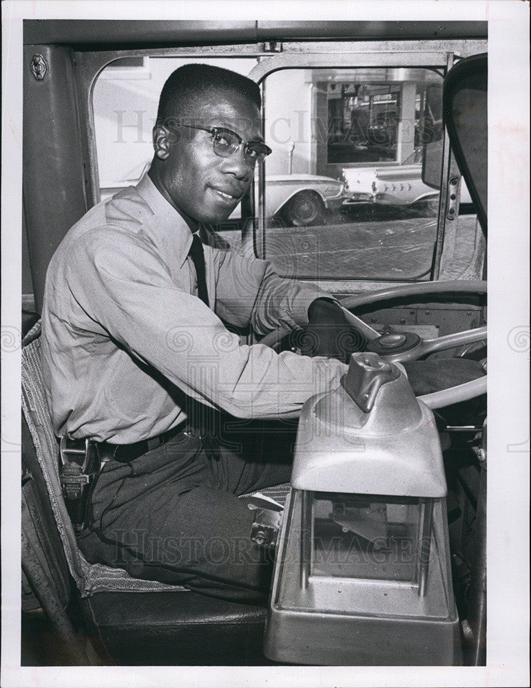 Press Photo Tampa Bus Driver - Historic Images