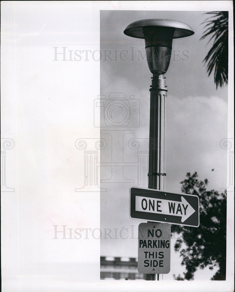 1965 Press Photo Jazzy posts around Mirror Lake Area feature indirect light - Historic Images