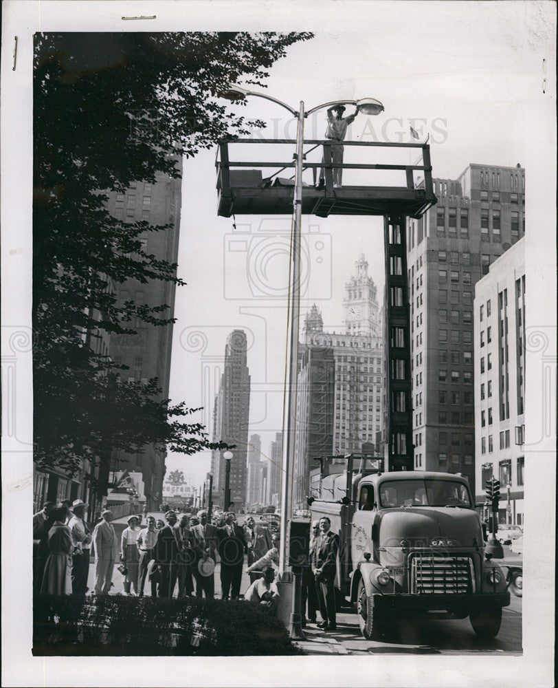 1963 Press Photo Park Dist. Workers install mercury vapor lights on Michigan Ave - Historic Images