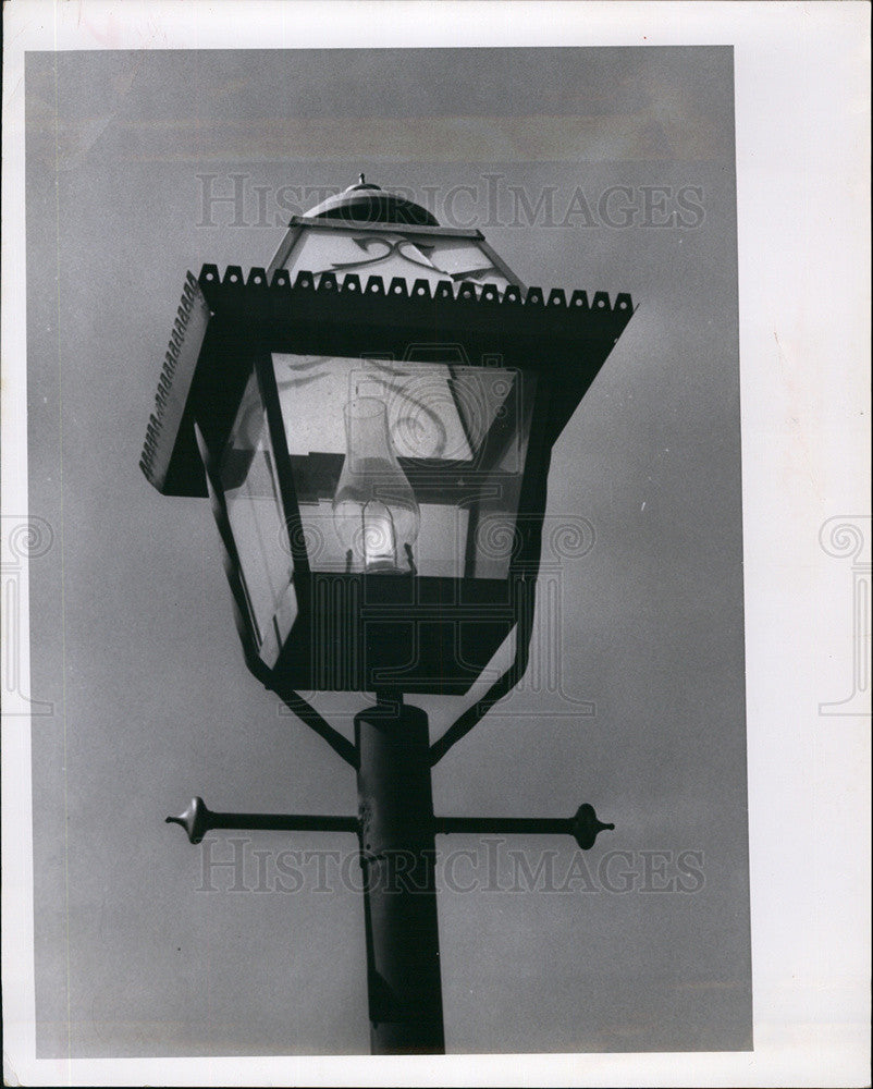 1965 Press Photo Gas Lamp of Stephenson Manor area has early American charm - Historic Images